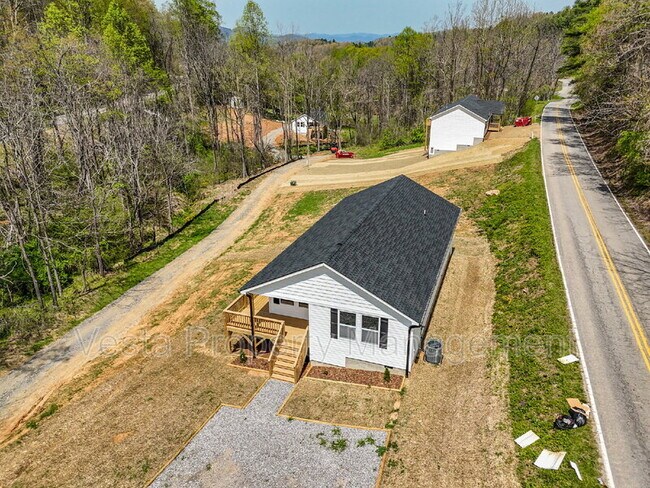 Building Photo - 4 Meadows Town Rd