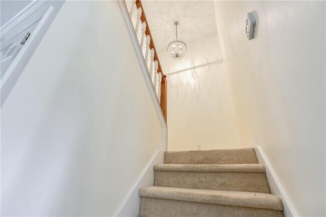 Building Photo - 2232 Woodbriar Dr