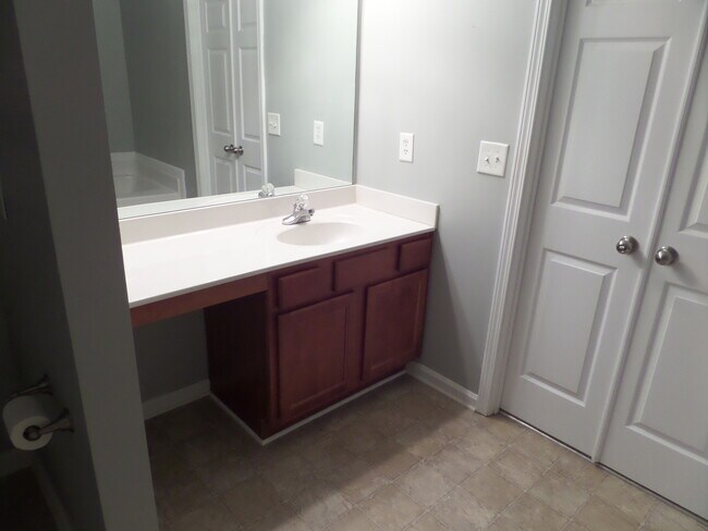 Building Photo - Rare 2 bed 2.5 bath  located in Kennesaw m...