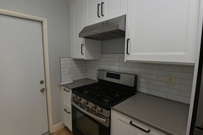 Building Photo - 930 Alexis Ct