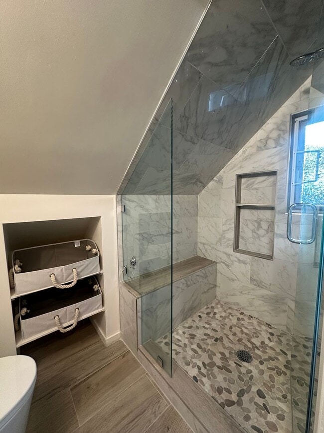 Building Photo - Quaint 3 Bedroom Home with Modern Upgrades...