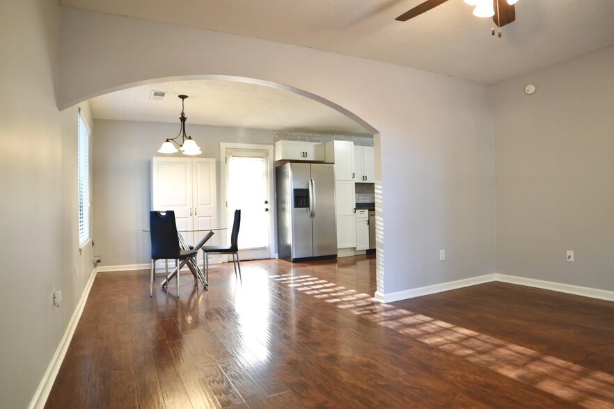 Building Photo - 925 Greenview Rd