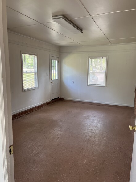Extra work, play or entertainment space - 203 Woodland Dr