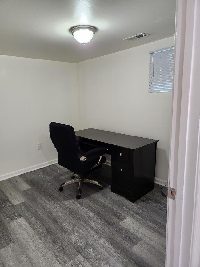 Building Photo - 2701 Woodsdale Ave