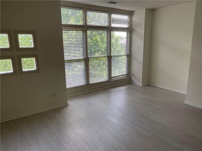 Building Photo - 1325 Peachtree View NE