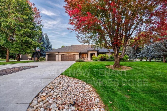 Building Photo - 1646 N Chaucer Way