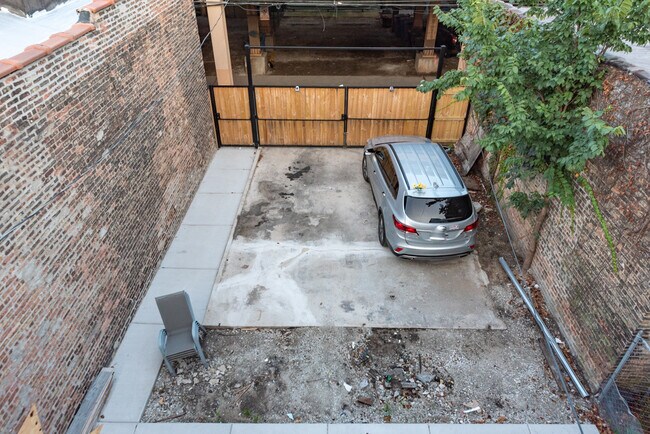 Building Photo - 3547 N Sheffield Ave