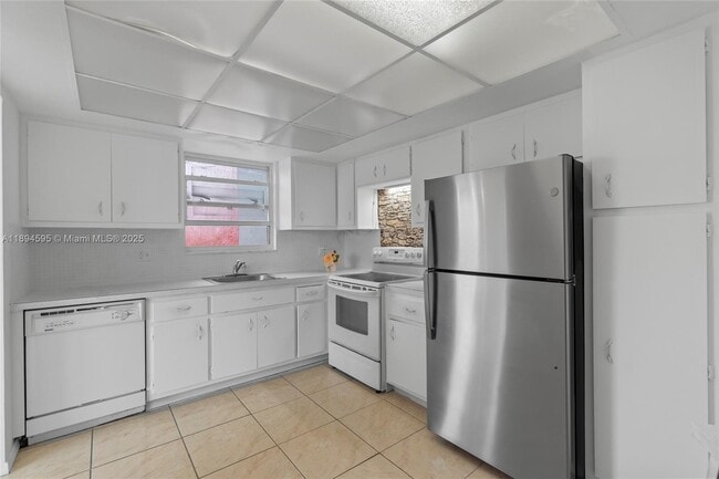 Building Photo - 1301 NE Miami Gardens Dr