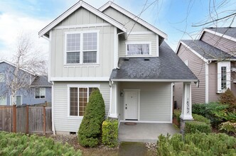 Building Photo - Modern 4 Bedroom, 2.5 Bath Home In Silver Creek w/AC