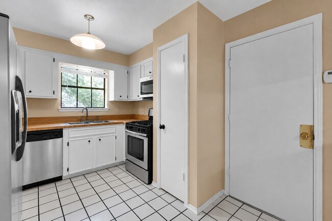 Building Photo - 83 Summer Crest Cir
