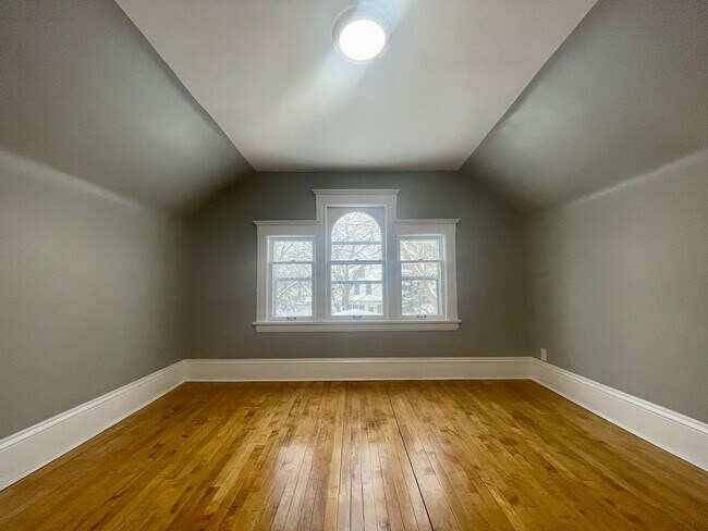 Building Photo - Charming 4 bedroom 1.5 Bathroom Home in South Minneapolis!