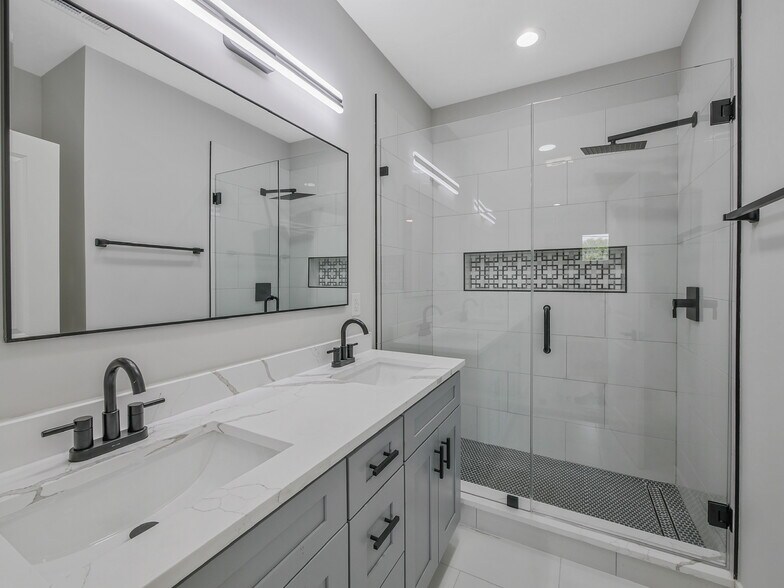 Building Photo - 1139 S Mozart St