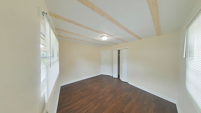Building Photo - Beautifully Renovated 2/1 - Convenient Loc...