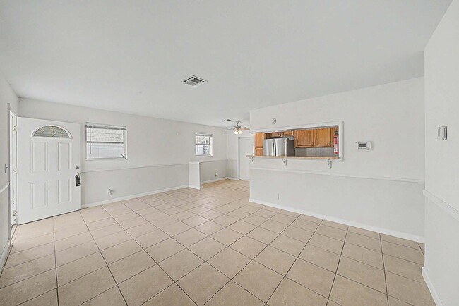 Building Photo - 301 SE 21st Ave