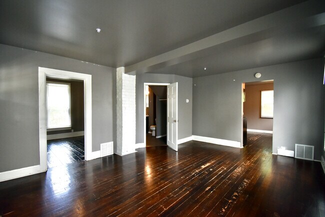 Building Photo - 1309 6th Ave S