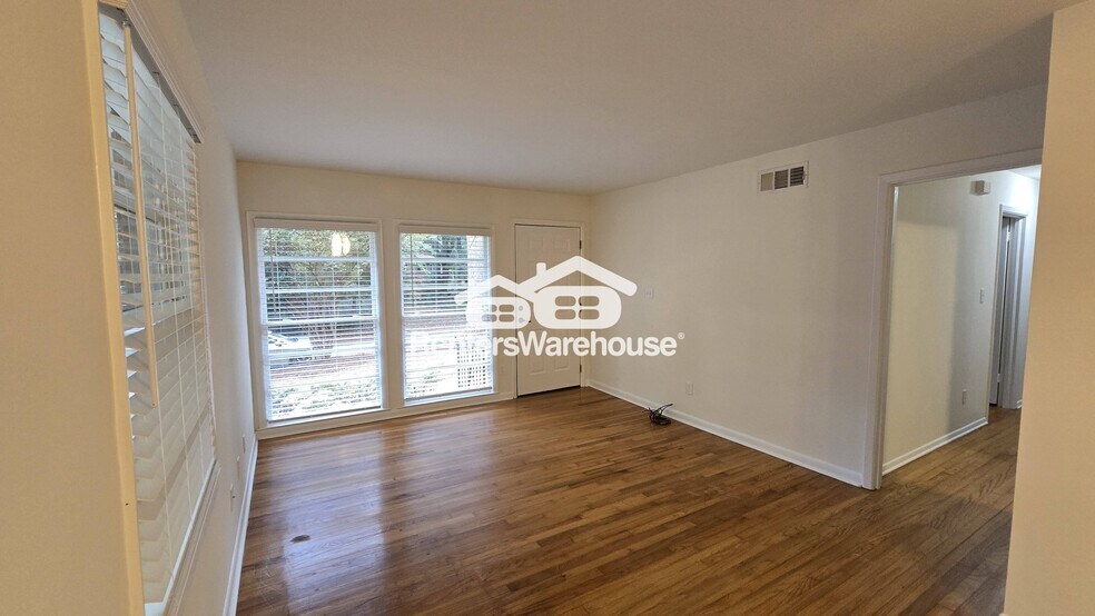 Building Photo - 1108 Greenbriar Cir