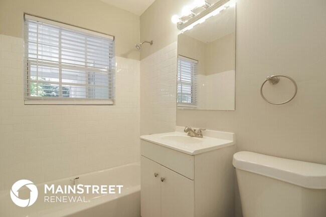 Building Photo - 721 N E St