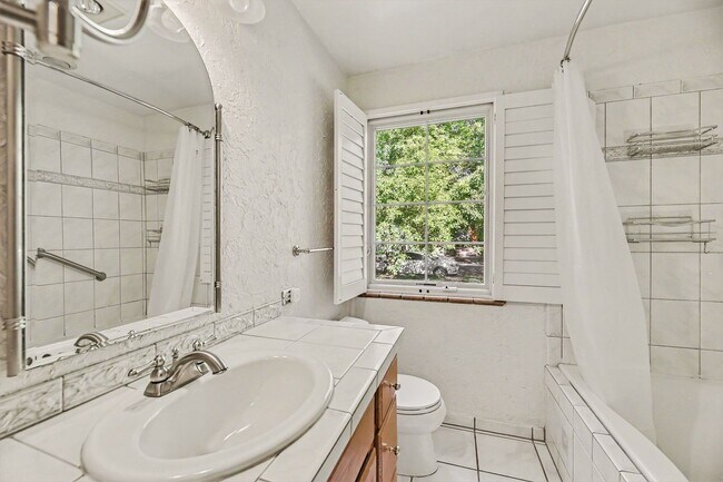 Building Photo - 963 S Columbine St