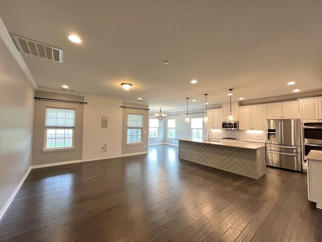 Building Photo - SPACIOUS FRANKLIN HOME WITH UPGRADES