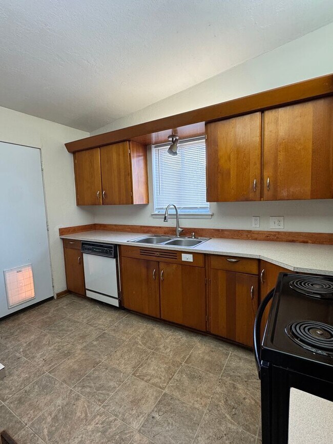 Building Photo - 3907 NW Denver- AVAILABLE NOW!!