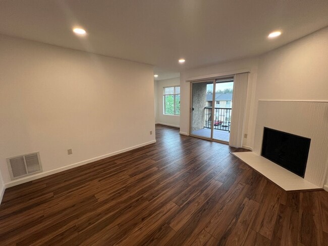 Building Photo - Renovated Top-Floor Condo in Prime Kirklan...