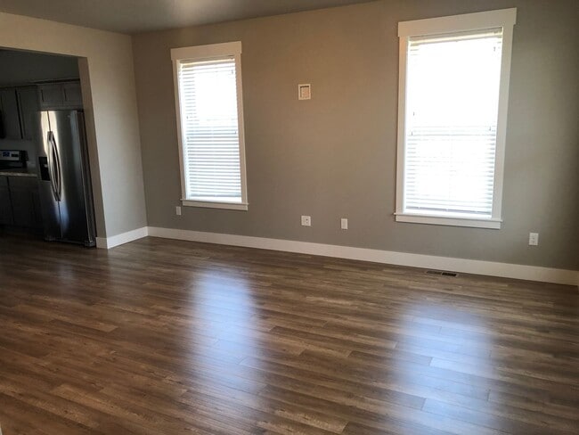 Building Photo - Gorgeous 3 bed townhome