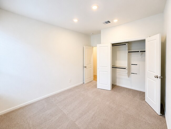 Building Photo - 15520 Maple