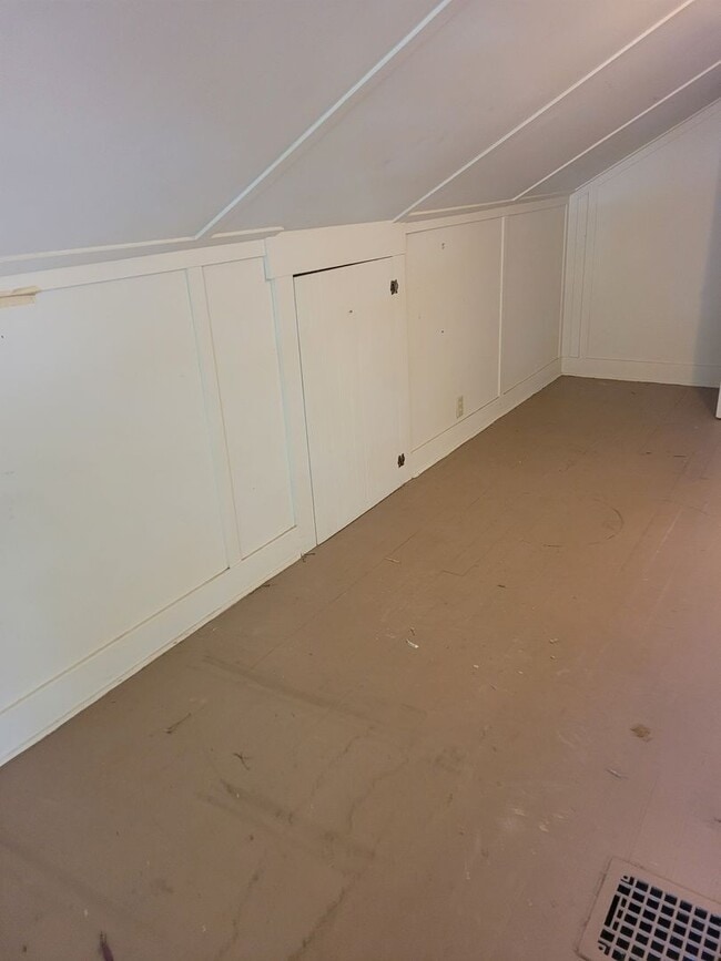 Building Photo - 3 bedroom 2 bath