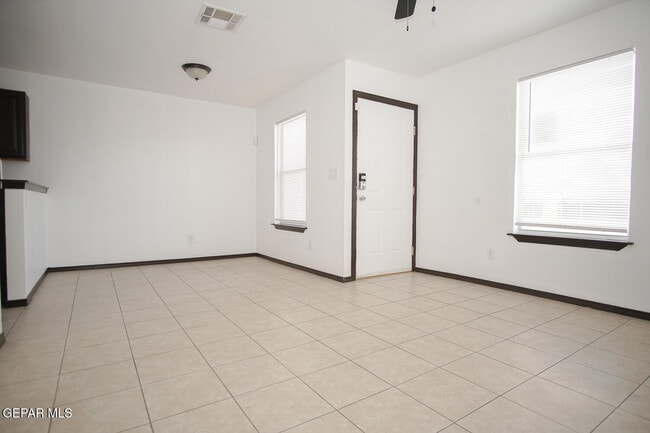 Building Photo - 8489 Roseway Dr