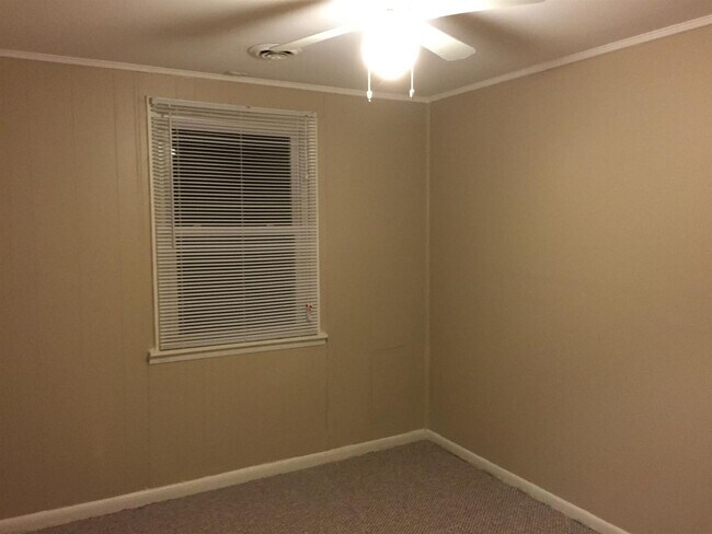 Building Photo - 4 Bedroom 2 Bath Home Available Immediately!