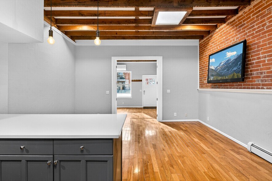 Building Photo - 2419 Tremont Pl