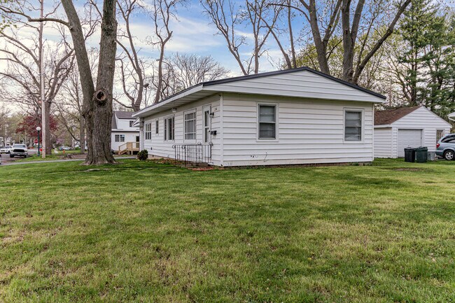 Building Photo - 210 S Victor St