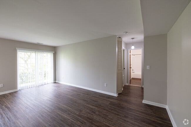 2BR, 1BA - 767SF - Meadowbrook Apartments