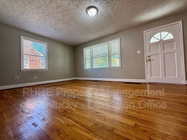 Building Photo - 829 Darley Dr
