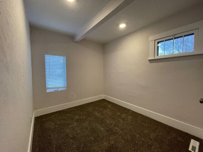 Building Photo - 6 Bedroom/2.5 Bath Home in North Fort Coll...