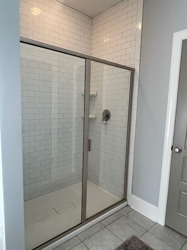 Building Photo - Welcome to this charming 3-bedroom, 2-bath...