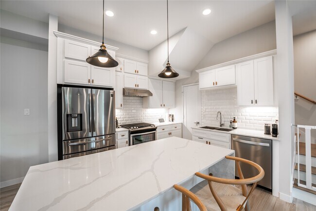 Building Photo - 827 Martin St