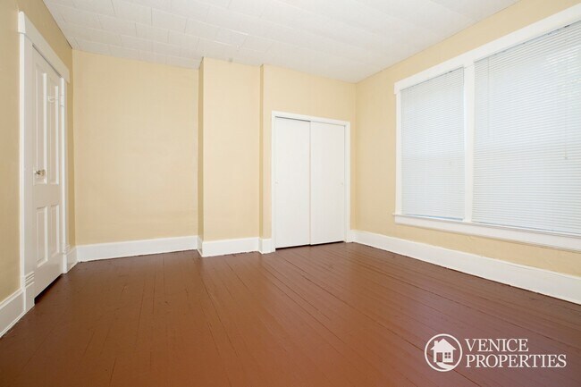 Building Photo - 242 E Patterson Ave