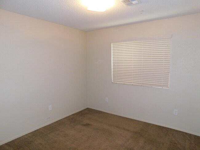 Building Photo - NICE TOWNHOME IN SUNSET MOUNTAIN VILLAS!