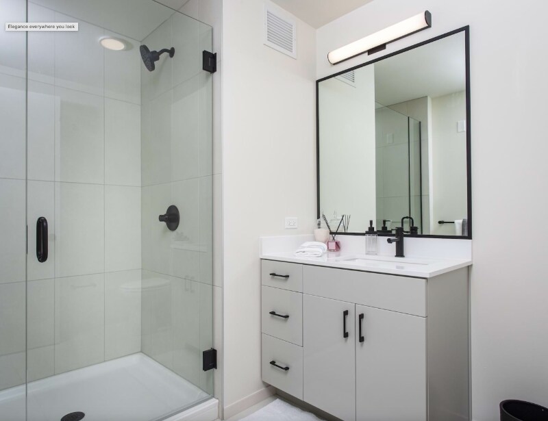 Building Photo - 8 E Randolph St