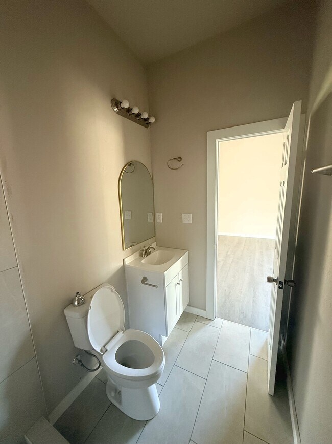 Building Photo - 1131 E Moman Ave