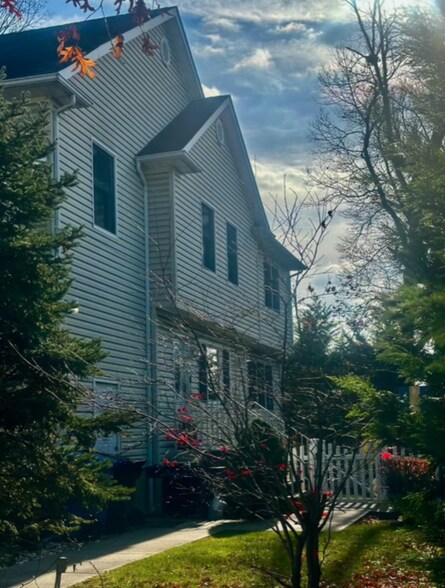 Building Photo - 82 Forrest St