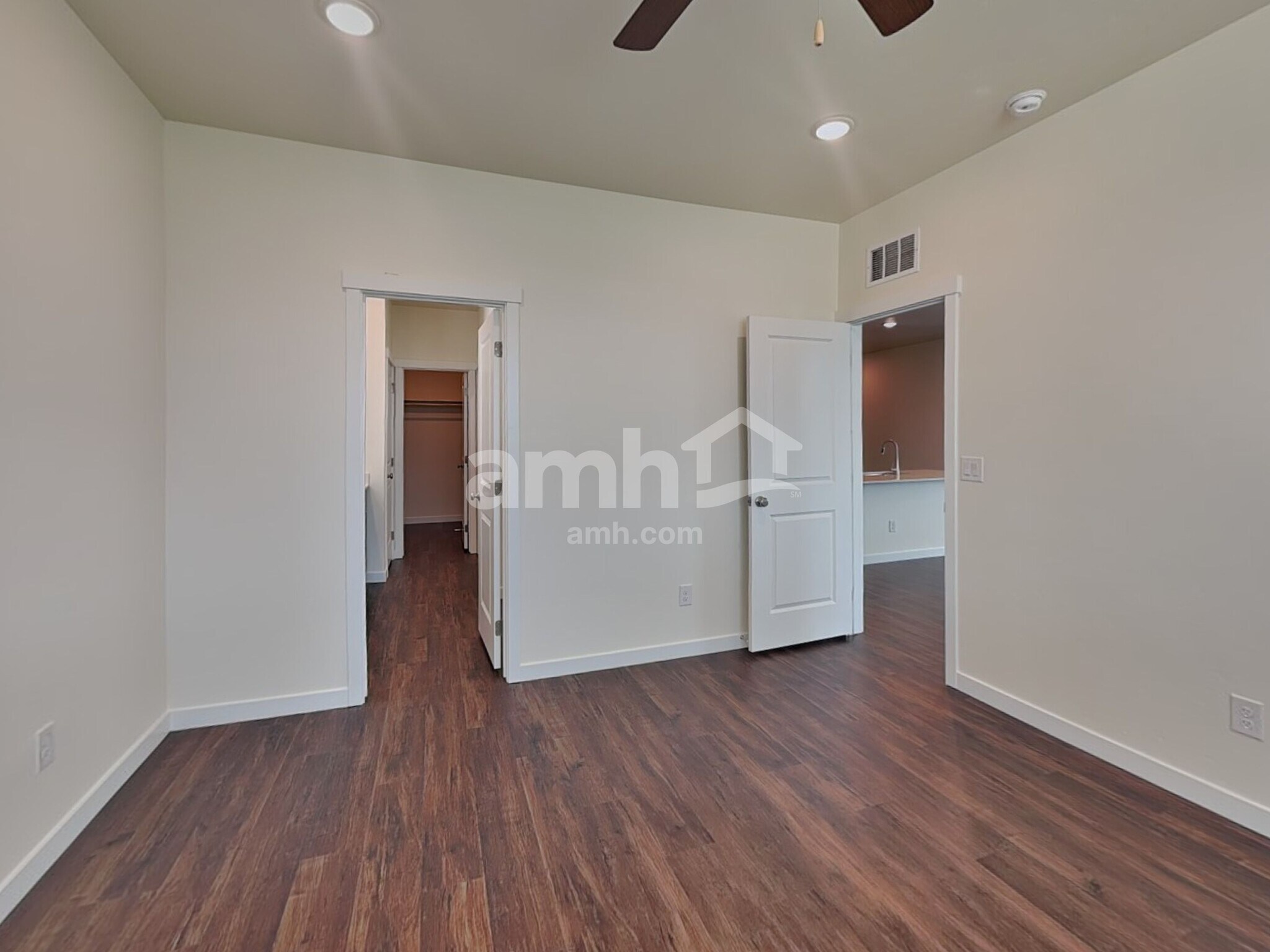 Building Photo - 1487 N Barkvine Ave