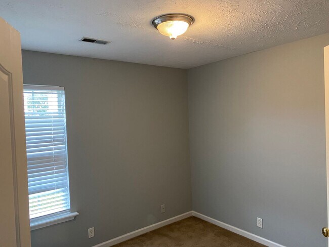 Building Photo - Great Home in Lake Forest! Coming Soon!