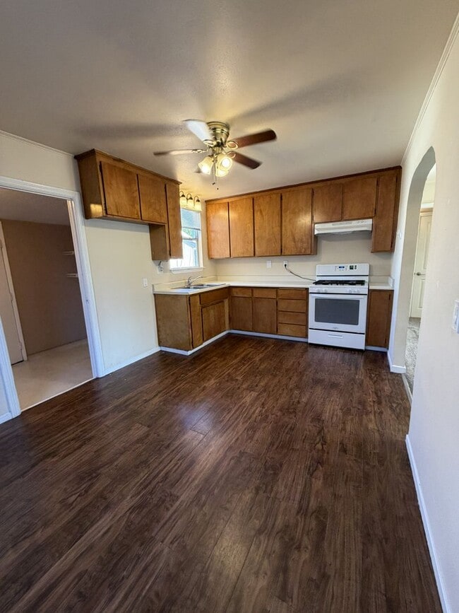 Building Photo - Charming 2/1 close to downtown!