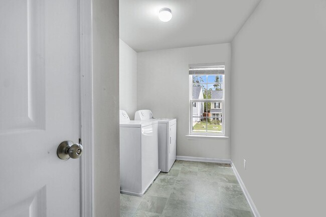 Building Photo - Beautiful & Bright 5BR Home with Large Bac...