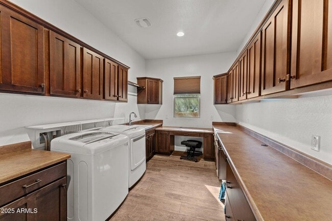 Building Photo - 3672 Ridgeview Ter