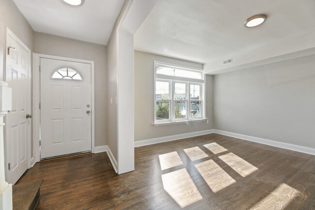 Building Photo - 3 Bedroom Rowhome- Baltimore City