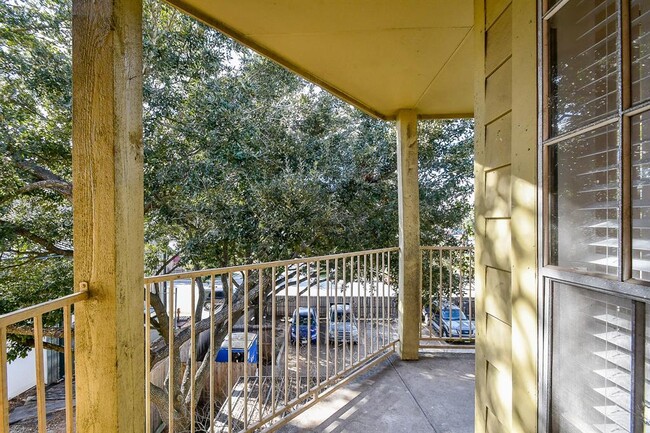 Building Photo - 11201 Lynbrook Dr