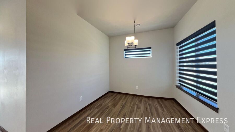 Building Photo - Stunning 3-Bedroom 2.5-Bathroom Townhome